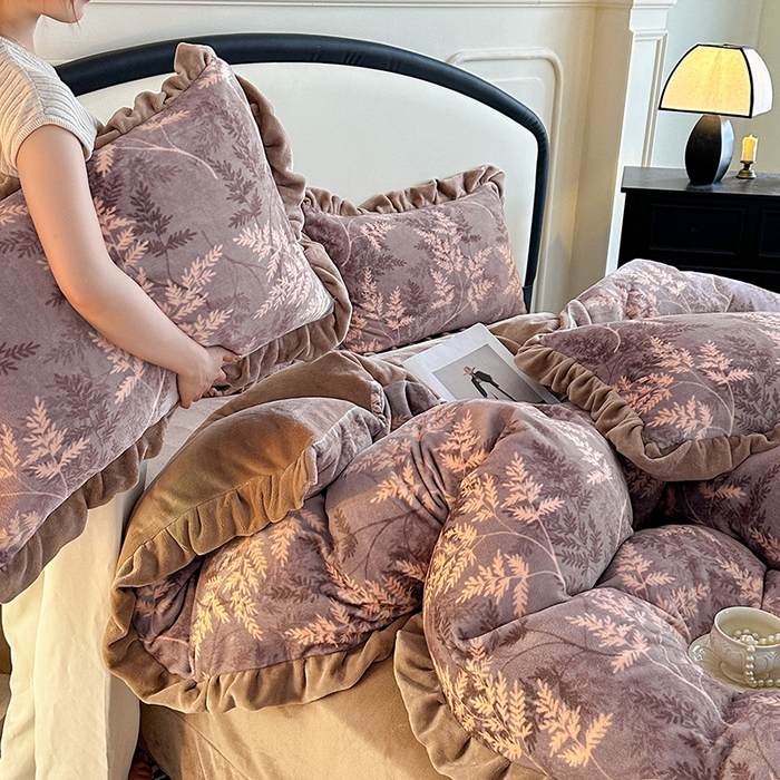 91家纺网 家纺一手货源 找家纺 绘萱家居 2025新款爆款高密消光双层花边牛奶绒四件套印花 巴洛克-灰