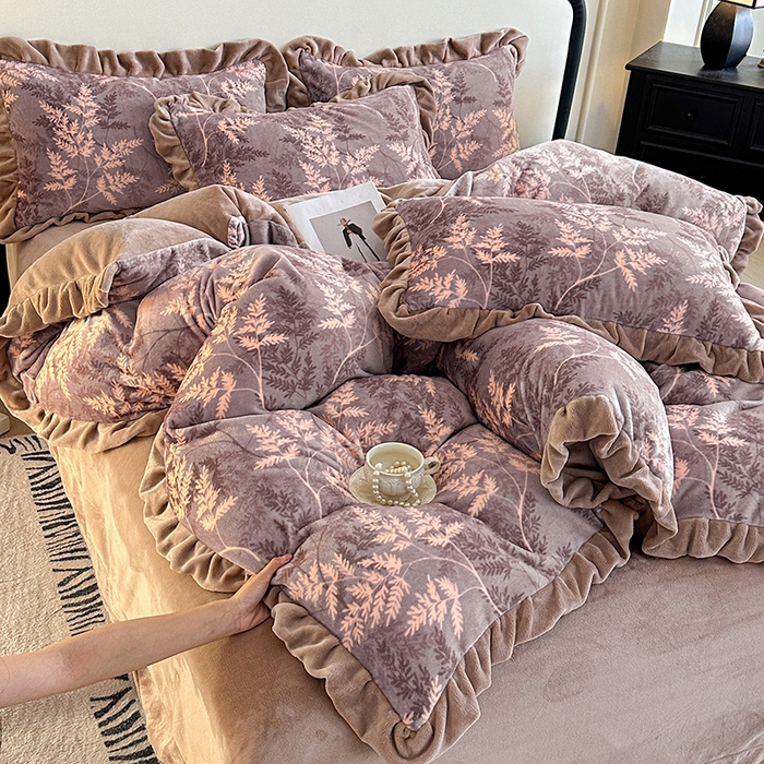 91家纺网 家纺一手货源 找家纺 绘萱家居 2025新款爆款高密消光双层花边牛奶绒四件套印花 巴洛克-灰