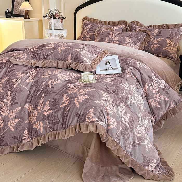 91家纺网 家纺一手货源 找家纺 绘萱家居 2025新款爆款高密消光双层花边牛奶绒四件套印花 巴洛克-灰