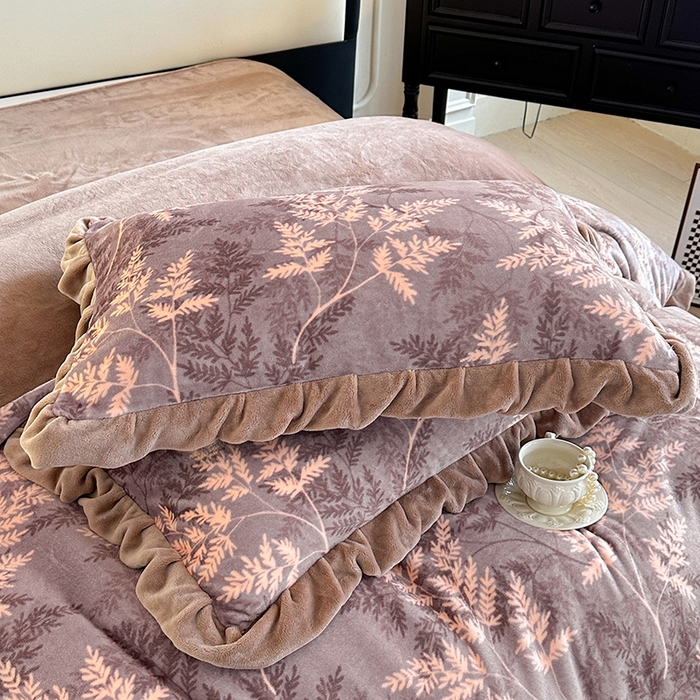 91家纺网 家纺一手货源 找家纺 绘萱家居 2025新款爆款高密消光双层花边牛奶绒四件套印花 巴洛克-灰