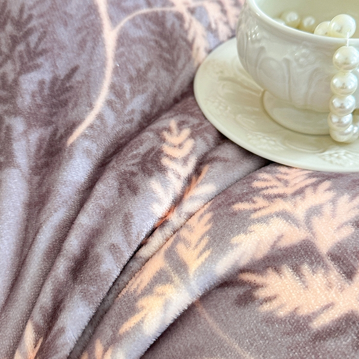 91家纺网 家纺一手货源 找家纺 绘萱家居 2025新款爆款高密消光双层花边牛奶绒四件套印花 巴洛克-灰