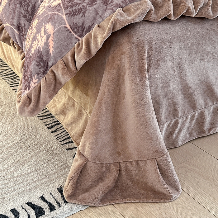 91家纺网 家纺一手货源 找家纺 绘萱家居 2025新款爆款高密消光双层花边牛奶绒四件套印花 巴洛克-灰