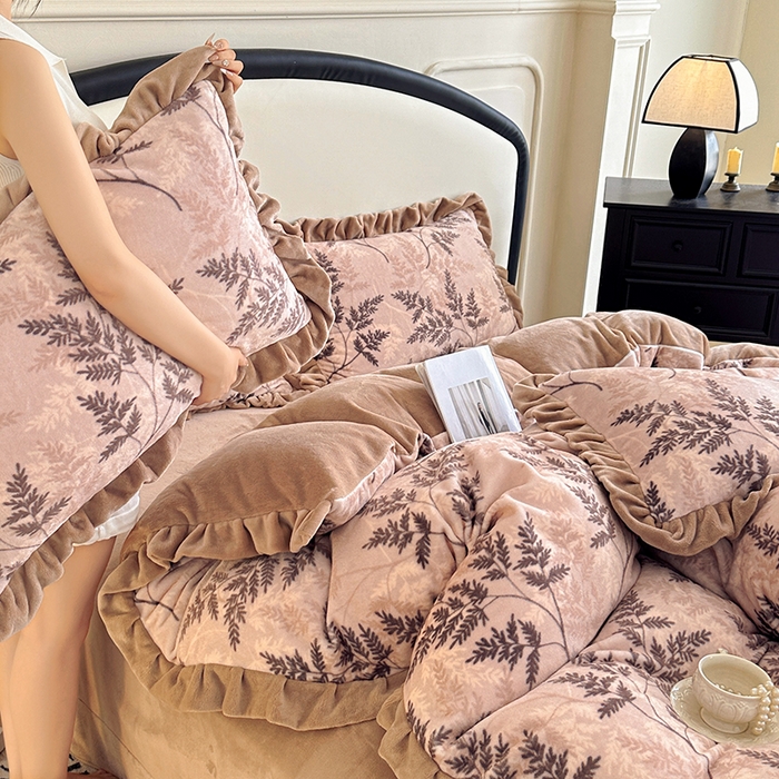 91家纺网 家纺一手货源 找家纺 绘萱家居 2025新款爆款高密消光双层花边牛奶绒四件套印花 巴洛克-咖