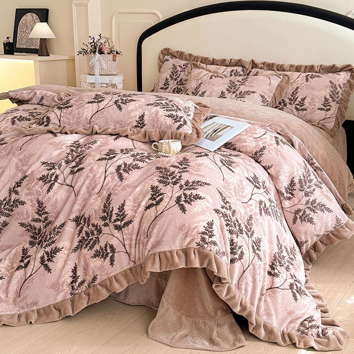 91家纺网 家纺一手货源 找家纺 绘萱家居 2025新款爆款高密消光双层花边牛奶绒四件套印花 巴洛克-咖