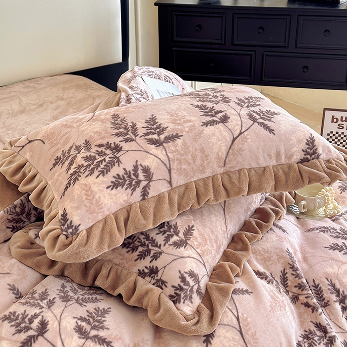 91家纺网 家纺一手货源 找家纺 绘萱家居 2025新款爆款高密消光双层花边牛奶绒四件套印花 巴洛克-咖