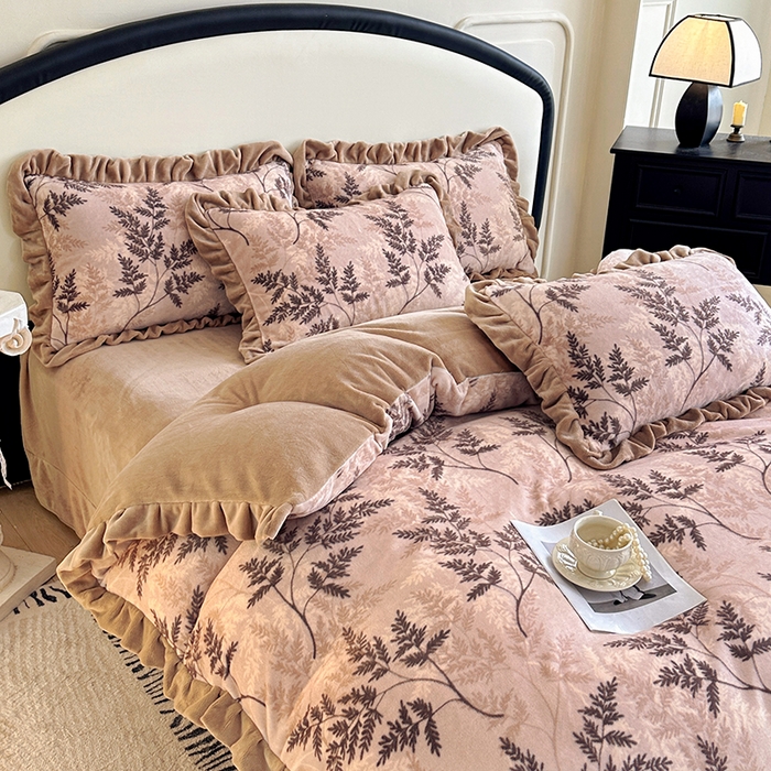 91家纺网 家纺一手货源 找家纺 绘萱家居 2025新款爆款高密消光双层花边牛奶绒四件套印花 巴洛克-咖