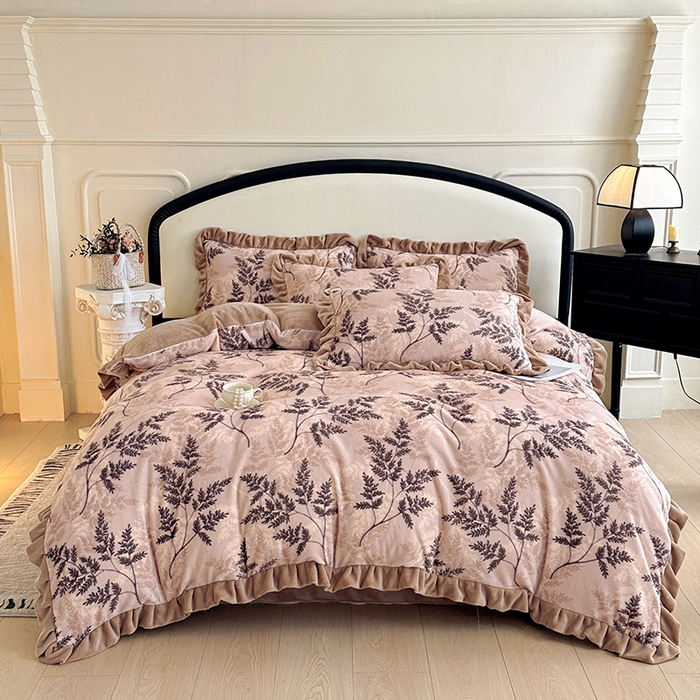 91家纺网 家纺一手货源 找家纺 绘萱家居 2025新款爆款高密消光双层花边牛奶绒四件套印花 巴洛克-咖