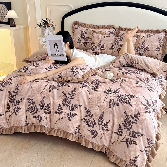 91家纺网 家纺一手货源 找家纺 绘萱家居 2025新款爆款高密消光双层花边牛奶绒四件套印花 巴洛克-咖