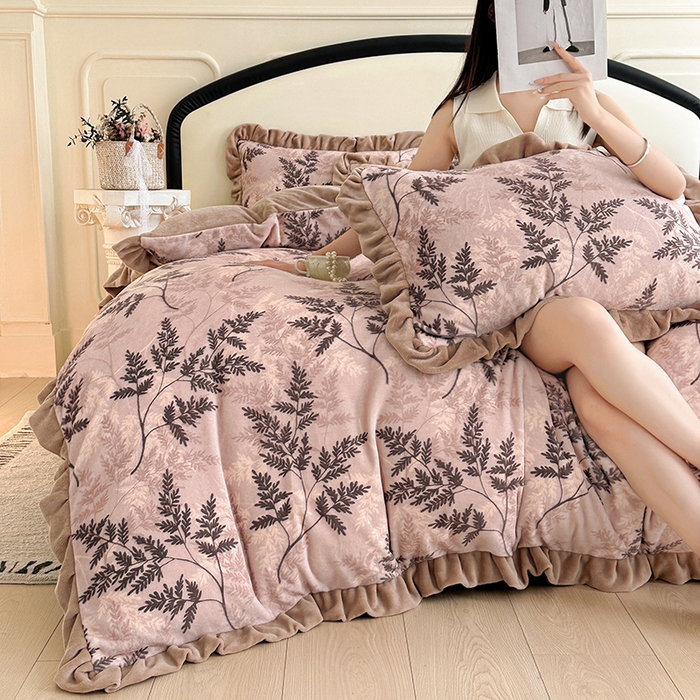 91家纺网 家纺一手货源 找家纺 绘萱家居 2025新款爆款高密消光双层花边牛奶绒四件套印花 巴洛克-咖