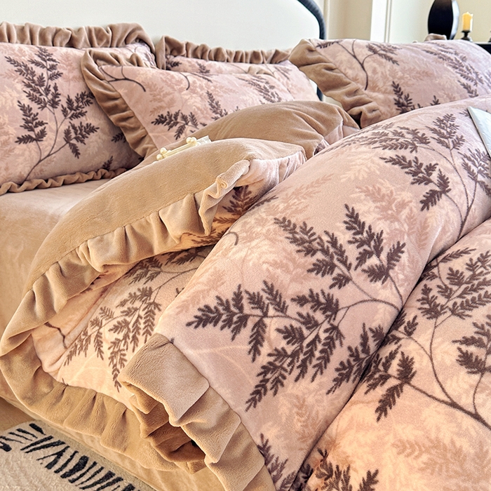 91家纺网 家纺一手货源 找家纺 绘萱家居 2025新款爆款高密消光双层花边牛奶绒四件套印花 巴洛克-咖