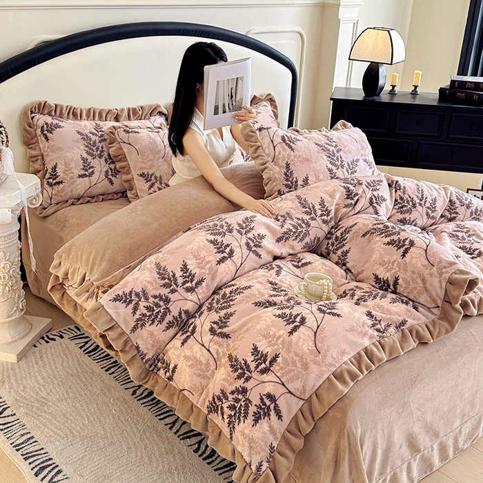 91家纺网 家纺一手货源 找家纺 绘萱家居 2025新款爆款高密消光双层花边牛奶绒四件套印花 巴洛克-咖