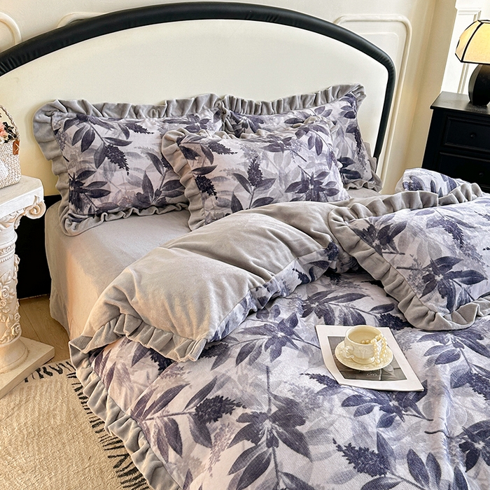 91家纺网 家纺一手货源 找家纺 绘萱家居 2025新款爆款高密消光双层花边牛奶绒四件套印花 贝拉蒂