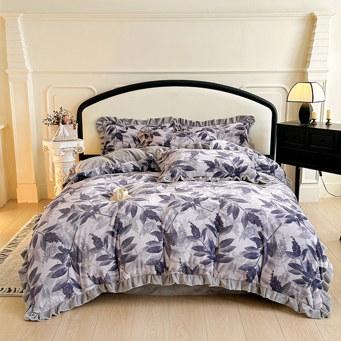 91家纺网 家纺一手货源 找家纺 绘萱家居 2025新款爆款高密消光双层花边牛奶绒四件套印花 贝拉蒂