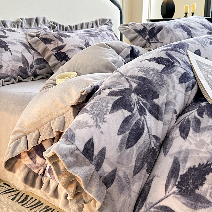 91家纺网 家纺一手货源 找家纺 绘萱家居 2025新款爆款高密消光双层花边牛奶绒四件套印花 贝拉蒂