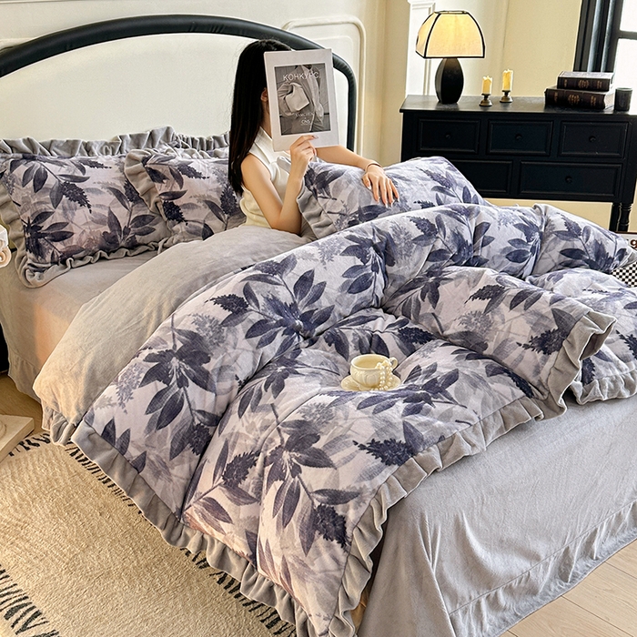 91家纺网 家纺一手货源 找家纺 绘萱家居 2025新款爆款高密消光双层花边牛奶绒四件套印花 贝拉蒂