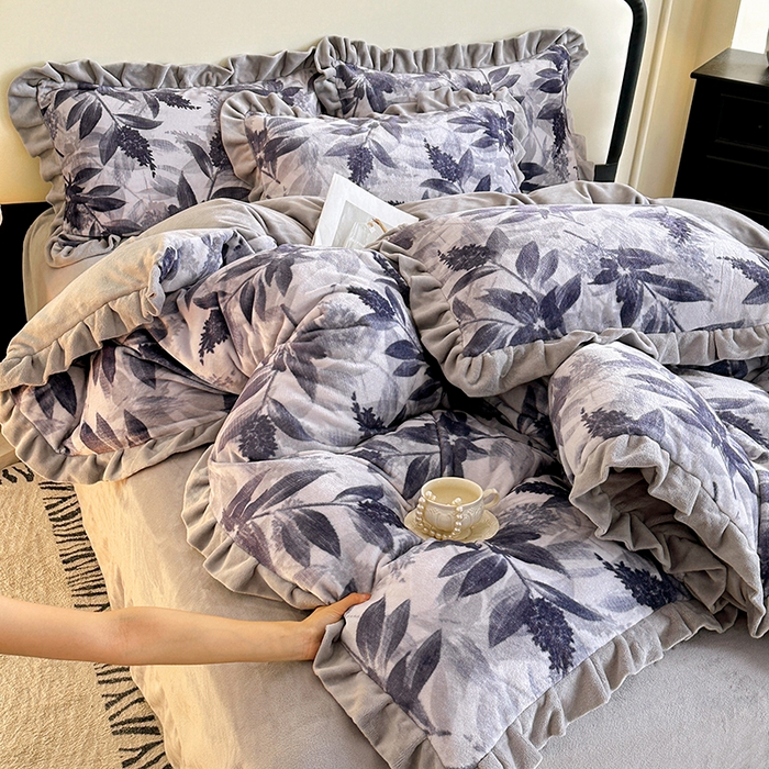 91家纺网 家纺一手货源 找家纺 绘萱家居 2025新款爆款高密消光双层花边牛奶绒四件套印花 贝拉蒂