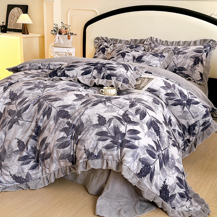 91家纺网 家纺一手货源 找家纺 绘萱家居 2025新款爆款高密消光双层花边牛奶绒四件套印花 贝拉蒂