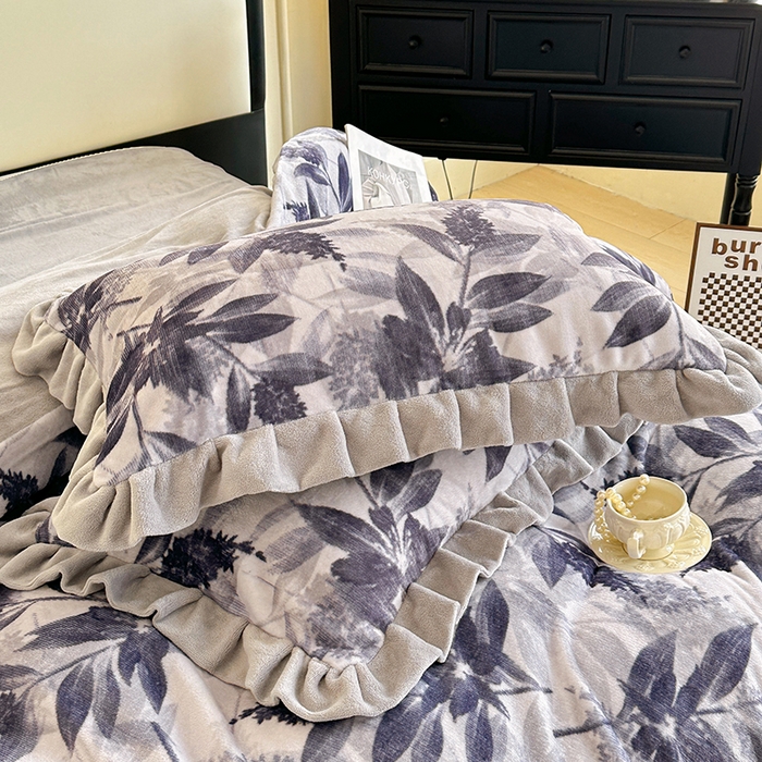 91家纺网 家纺一手货源 找家纺 绘萱家居 2025新款爆款高密消光双层花边牛奶绒四件套印花 贝拉蒂