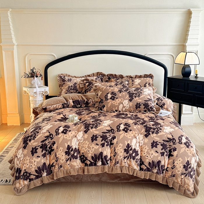 91家纺网 家纺一手货源 找家纺 绘萱家居 2025新款爆款高密消光双层花边牛奶绒四件套印花 沉香