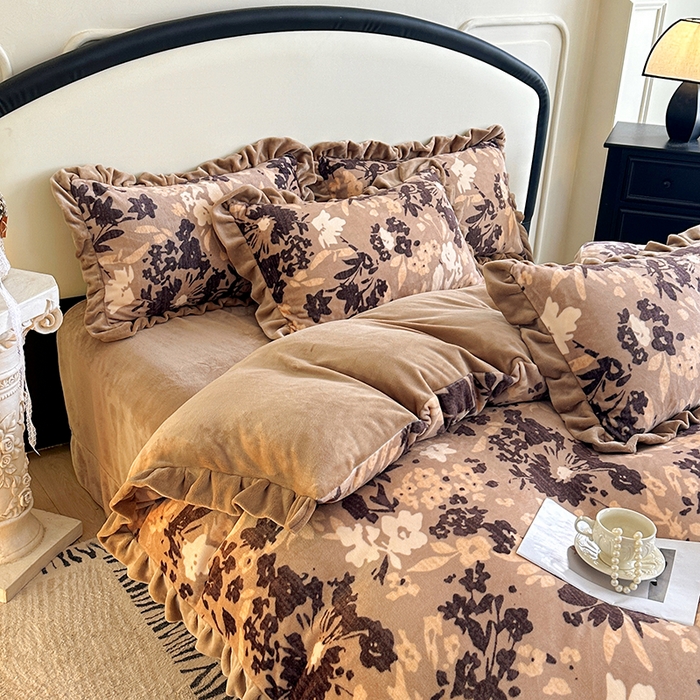 91家纺网 家纺一手货源 找家纺 绘萱家居 2025新款爆款高密消光双层花边牛奶绒四件套印花 沉香