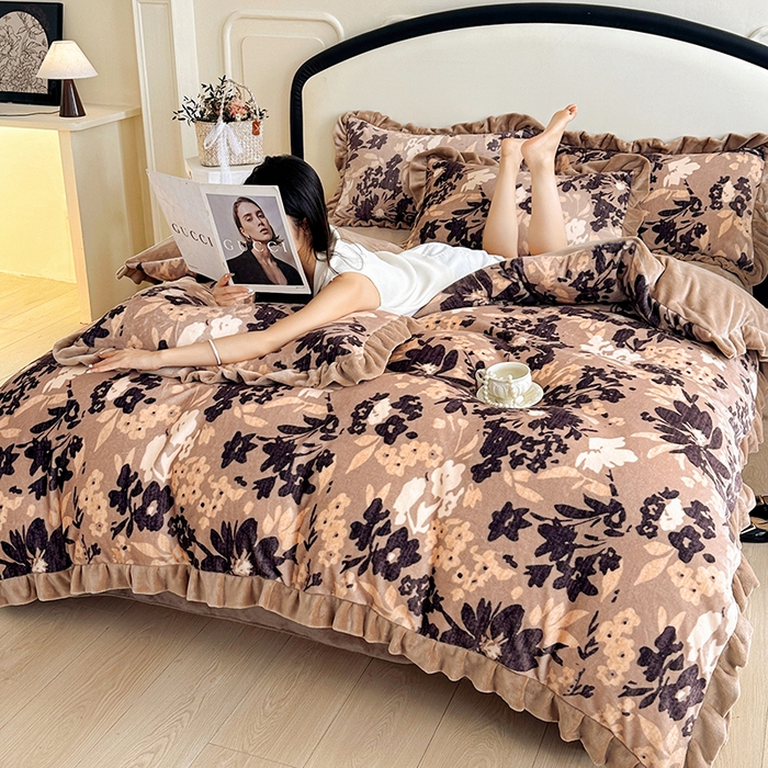 91家纺网 家纺一手货源 找家纺 绘萱家居 2025新款爆款高密消光双层花边牛奶绒四件套印花 沉香