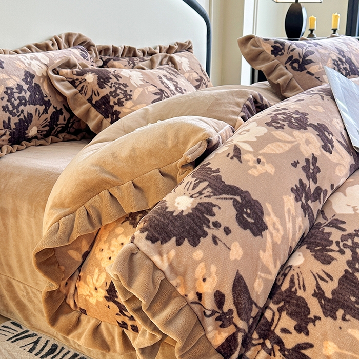 91家纺网 家纺一手货源 找家纺 绘萱家居 2025新款爆款高密消光双层花边牛奶绒四件套印花 沉香