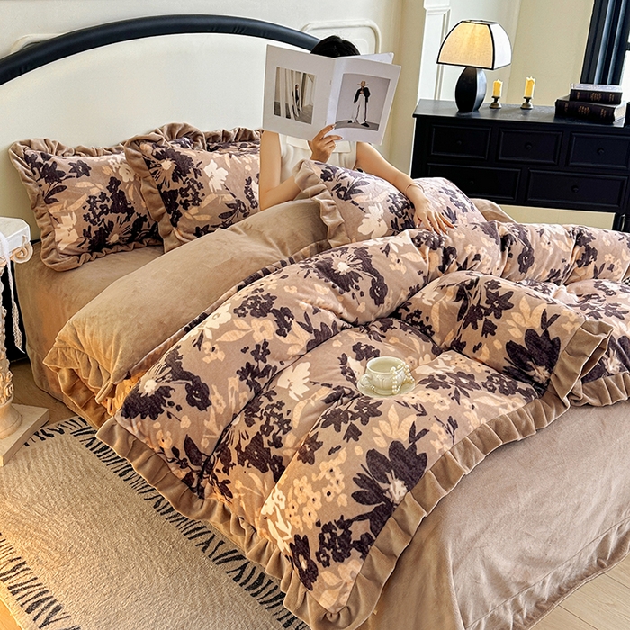 91家纺网 家纺一手货源 找家纺 绘萱家居 2025新款爆款高密消光双层花边牛奶绒四件套印花 沉香