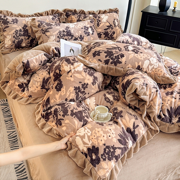 91家纺网 家纺一手货源 找家纺 绘萱家居 2025新款爆款高密消光双层花边牛奶绒四件套印花 沉香