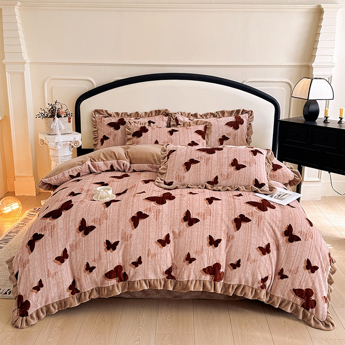 91家纺网 家纺一手货源 找家纺 绘萱家居 2025新款爆款高密消光双层花边牛奶绒四件套印花 蝶韵