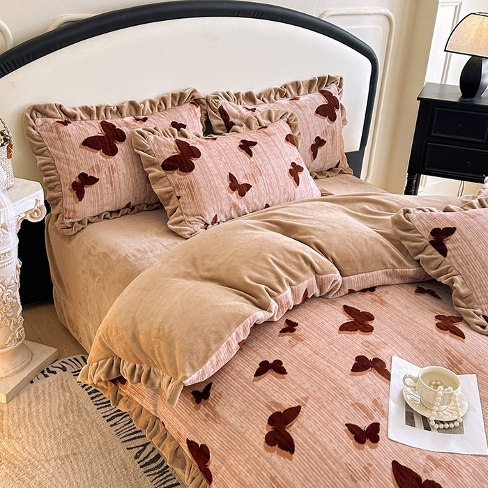 91家纺网 家纺一手货源 找家纺 绘萱家居 2025新款爆款高密消光双层花边牛奶绒四件套印花 蝶韵