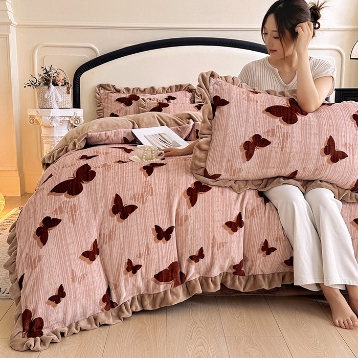 91家纺网 家纺一手货源 找家纺 绘萱家居 2025新款爆款高密消光双层花边牛奶绒四件套印花 蝶韵