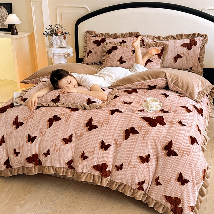 91家纺网 家纺一手货源 找家纺 绘萱家居 2025新款爆款高密消光双层花边牛奶绒四件套印花 蝶韵