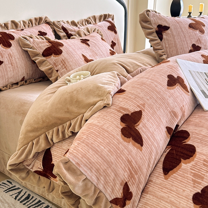 91家纺网 家纺一手货源 找家纺 绘萱家居 2025新款爆款高密消光双层花边牛奶绒四件套印花 蝶韵