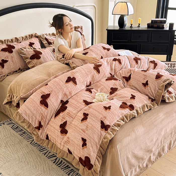 91家纺网 家纺一手货源 找家纺 绘萱家居 2025新款爆款高密消光双层花边牛奶绒四件套印花 蝶韵