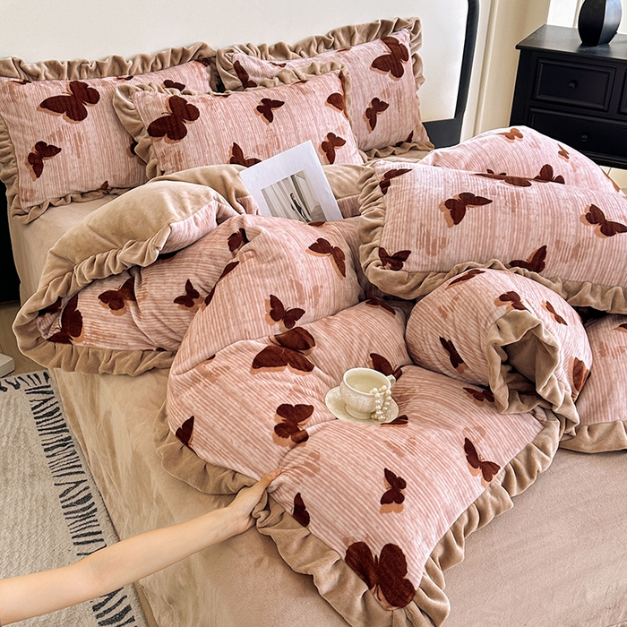 91家纺网 家纺一手货源 找家纺 绘萱家居 2025新款爆款高密消光双层花边牛奶绒四件套印花 蝶韵