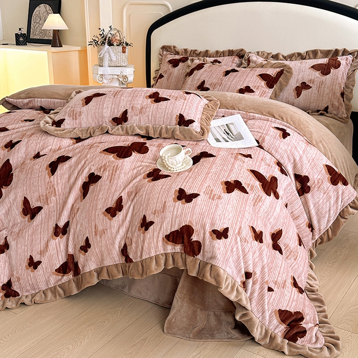 91家纺网 家纺一手货源 找家纺 绘萱家居 2025新款爆款高密消光双层花边牛奶绒四件套印花 蝶韵