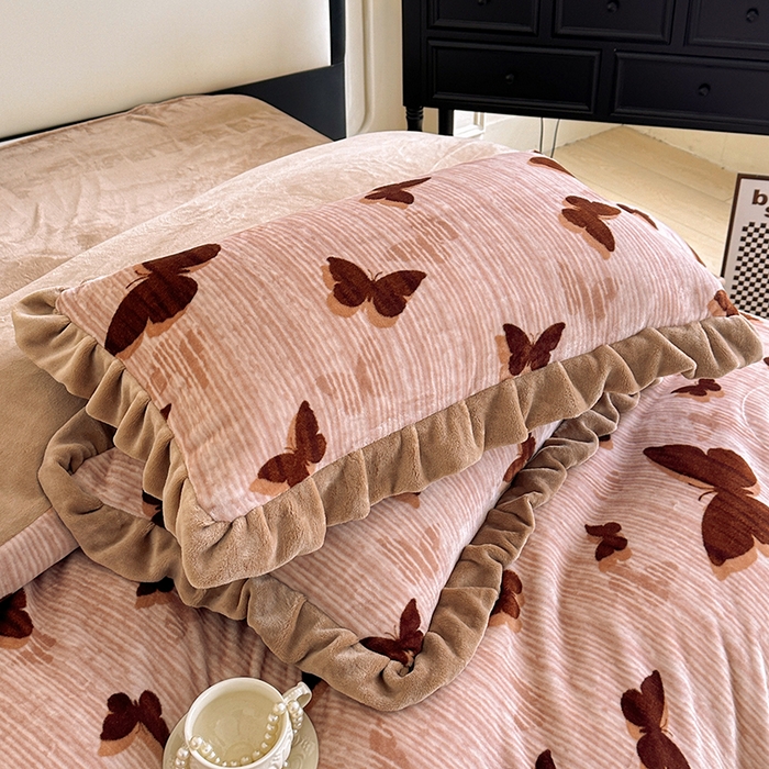 91家纺网 家纺一手货源 找家纺 绘萱家居 2025新款爆款高密消光双层花边牛奶绒四件套印花 蝶韵