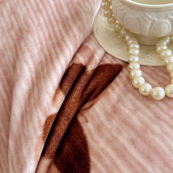 91家纺网 家纺一手货源 找家纺 绘萱家居 2025新款爆款高密消光双层花边牛奶绒四件套印花 蝶韵