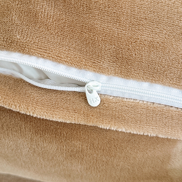 91家纺网 家纺一手货源 找家纺 绘萱家居 2025新款爆款高密消光双层花边牛奶绒四件套印花 蝶韵