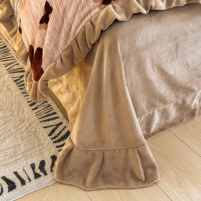 91家纺网 家纺一手货源 找家纺 绘萱家居 2025新款爆款高密消光双层花边牛奶绒四件套印花 蝶韵