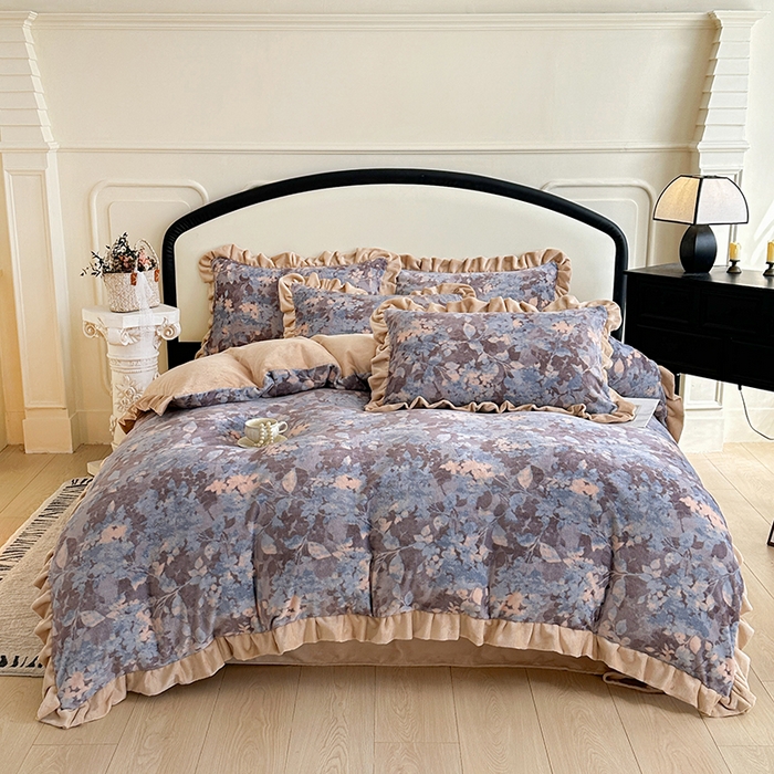 91家纺网 家纺一手货源 找家纺 绘萱家居 2025新款爆款高密消光双层花边牛奶绒四件套印花 兰亭