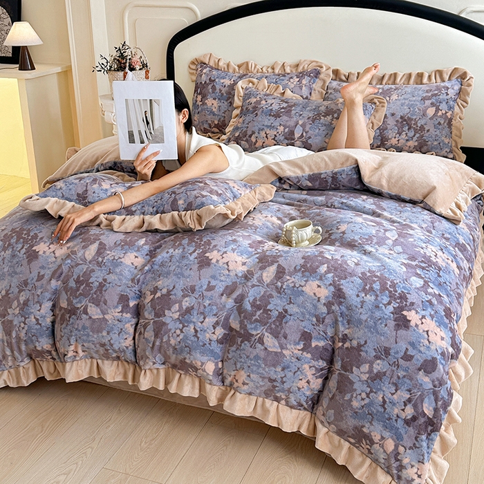 91家纺网 家纺一手货源 找家纺 绘萱家居 2025新款爆款高密消光双层花边牛奶绒四件套印花 兰亭