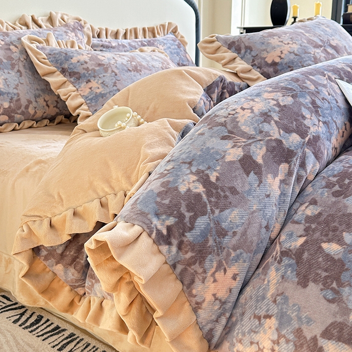 91家纺网 家纺一手货源 找家纺 绘萱家居 2025新款爆款高密消光双层花边牛奶绒四件套印花 兰亭