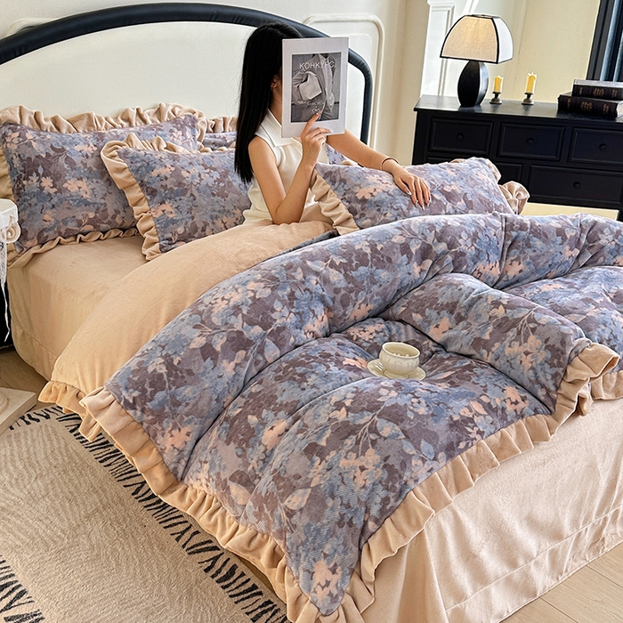 91家纺网 家纺一手货源 找家纺 绘萱家居 2025新款爆款高密消光双层花边牛奶绒四件套印花 兰亭