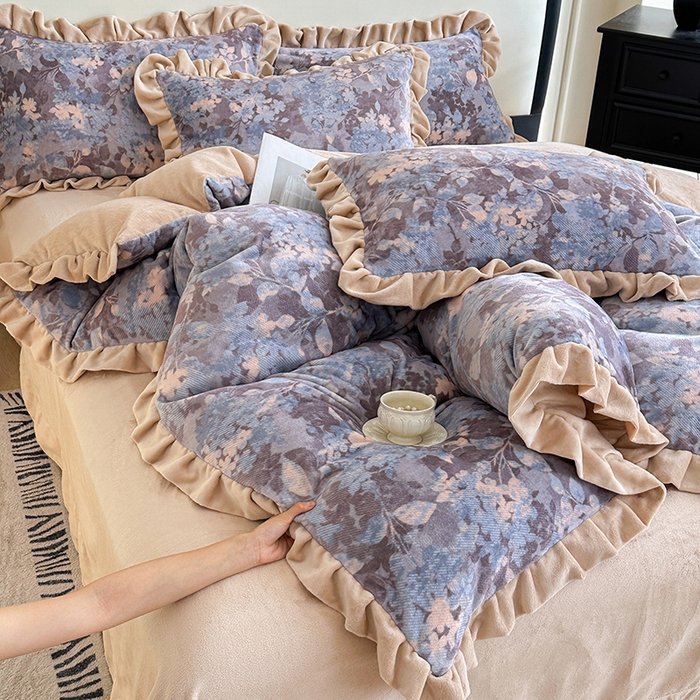 91家纺网 家纺一手货源 找家纺 绘萱家居 2025新款爆款高密消光双层花边牛奶绒四件套印花 兰亭