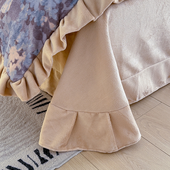 91家纺网 家纺一手货源 找家纺 绘萱家居 2025新款爆款高密消光双层花边牛奶绒四件套印花 兰亭