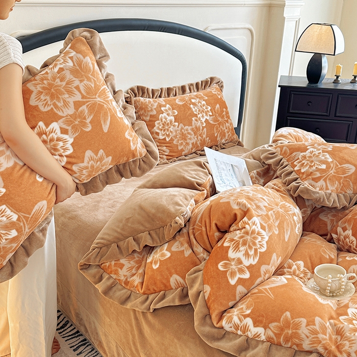 91家纺网 家纺一手货源 找家纺 绘萱家居 2025新款爆款高密消光双层花边牛奶绒四件套印花 灵动花语