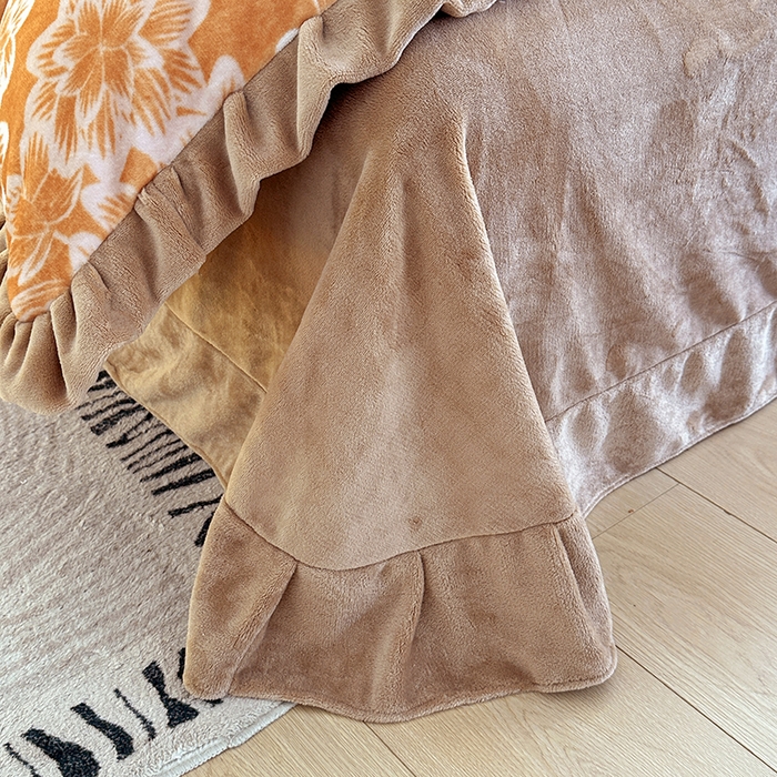 91家纺网 家纺一手货源 找家纺 绘萱家居 2025新款爆款高密消光双层花边牛奶绒四件套印花 灵动花语