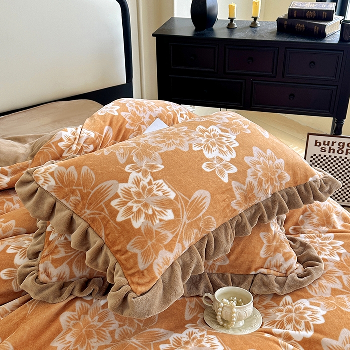 91家纺网 家纺一手货源 找家纺 绘萱家居 2025新款爆款高密消光双层花边牛奶绒四件套印花 灵动花语