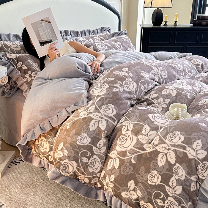 绘萱家居 2025新款爆款高密消光双层花边牛奶绒四件套印花 洛拉